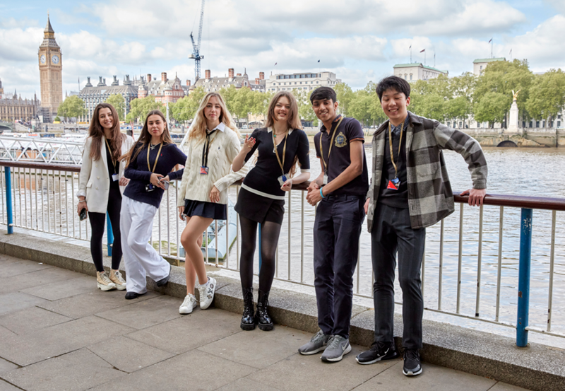 DLD Students In Front Of The Thames And Houses Of Parliament